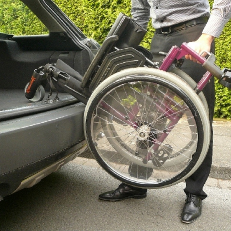 L'Aide au chargement fauteuil pour le rangement dans le coffre