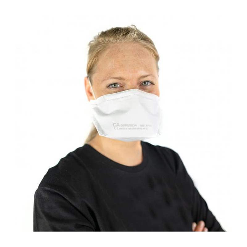 Femme En Masque Et Gants De Protection Attache La Ceinture De Sécurité Dans  La Voiture