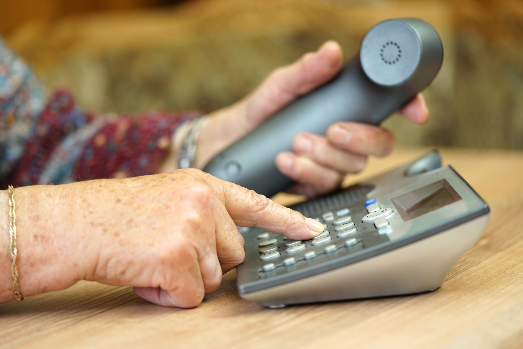 Comment choisir un téléphone senior ? Nos conseils pour dénicher fixes et  mobiles adaptés aux personnes âgées - Blog Tous ergo